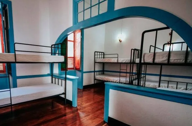 Habitación de literas con los arcos y las carpinterías en azul