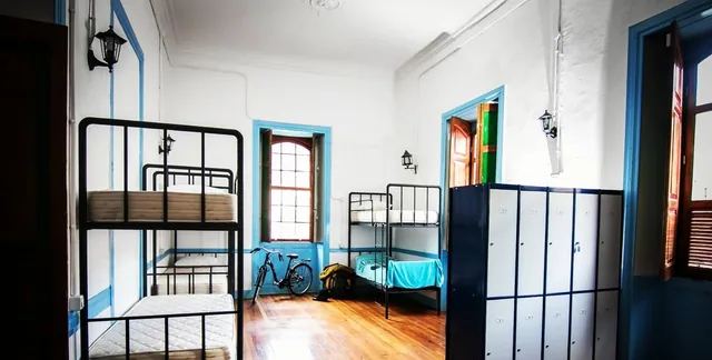 Dormitorio con literas, taquillas con llave y ventanales al patio