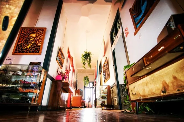 El pasillo de entrada, de techos altos y suelo de madera