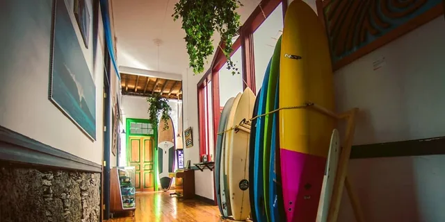 Pasillo con el perchero de tablas de surf
