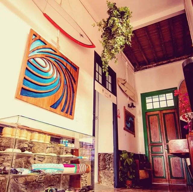 La tienda de la casa, con la ola de madera y la vitrina